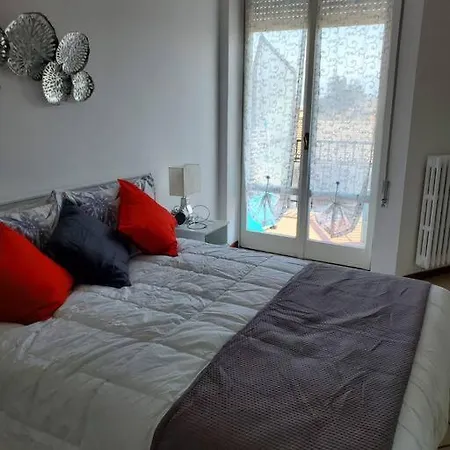 La Rocca Home, Accogliente Ad أرونا