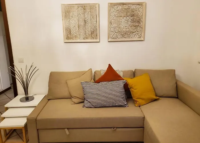 La Rocca Home, Accogliente Ad 公寓 阿罗纳